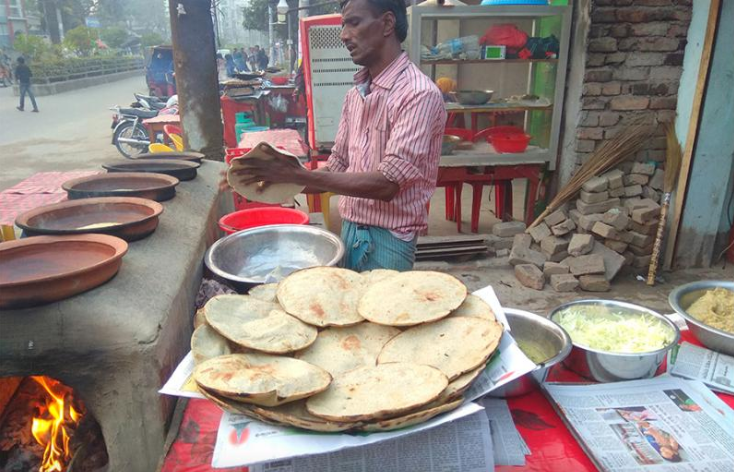 ঐতিহ্যবাহী কালাই রুটি ফুটপাত থেকে রেস্তোরাঁয়